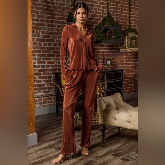 Gilli Cinnamon Plisse Hem Satin Blouse and Pant Lettuce Hem Set Size Medium - Picture 1 of 16
